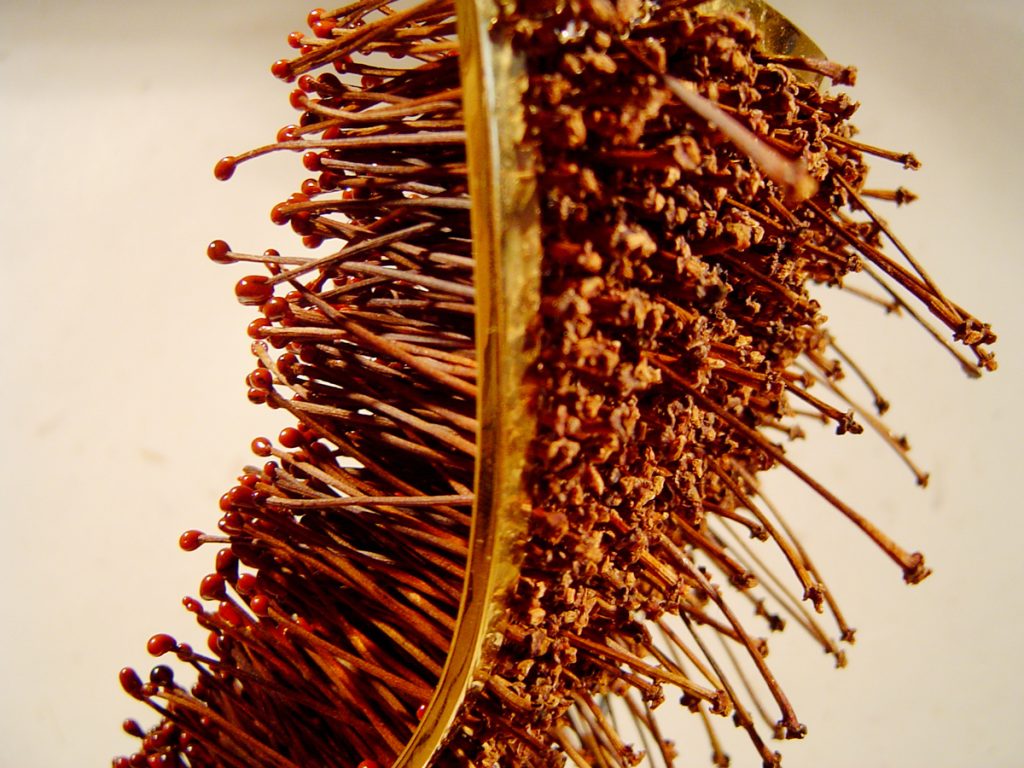 LE-TEMPS-DES-CERISES-sculpture-metal-dore-1200-queues-de-cerises-cire-rouge-1996-Patricia-Lemaire