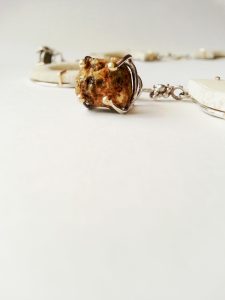 MOOMOOTH-LE-COLLIER-collier-Patricia-Lemaire-os-argent925-or-750-ambre-brute-1