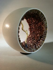 SEEDING AND FIRE II sculpture oeuf d autruche noyaux de dattes corail dore 24cts maillechort Patricia Lemaire 2015 11 048
