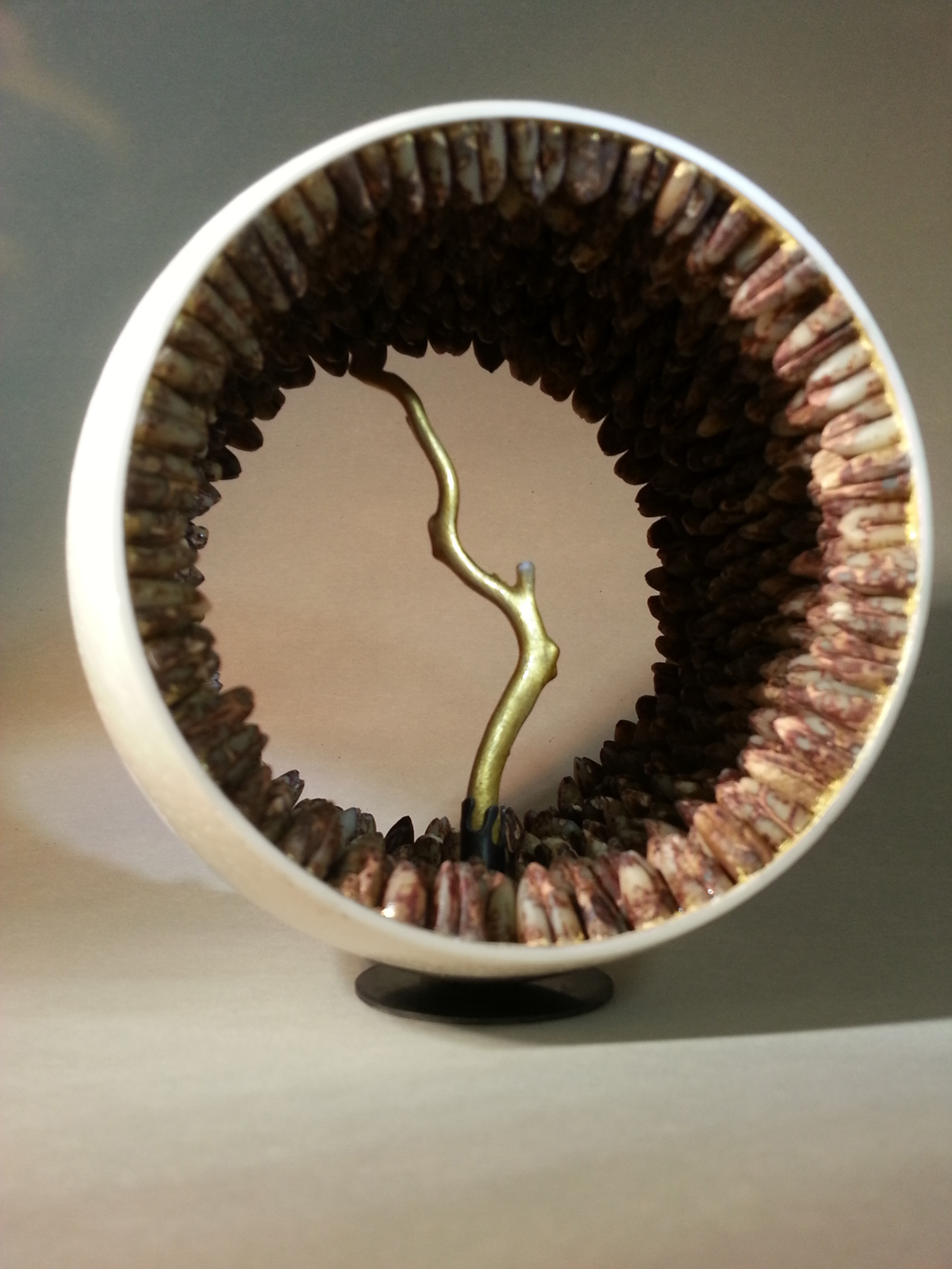 SEEDING AND FIRE II sculpture oeuf d autruche noyaux de dattes corail dore 24cts maillechort Patricia Lemaire 2015 8 049