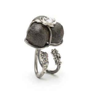 UNE ROSE DANS LE DESERT bague argent grenat brut Patricia Lemaire 2012 photo Ecliptique1 052