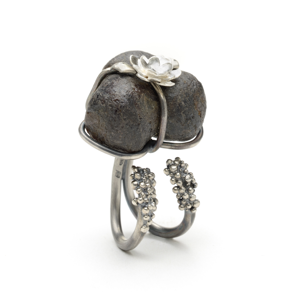 UNE ROSE DANS LE DESERT bague argent grenat brut Patricia Lemaire 2012 photo Ecliptique1 052