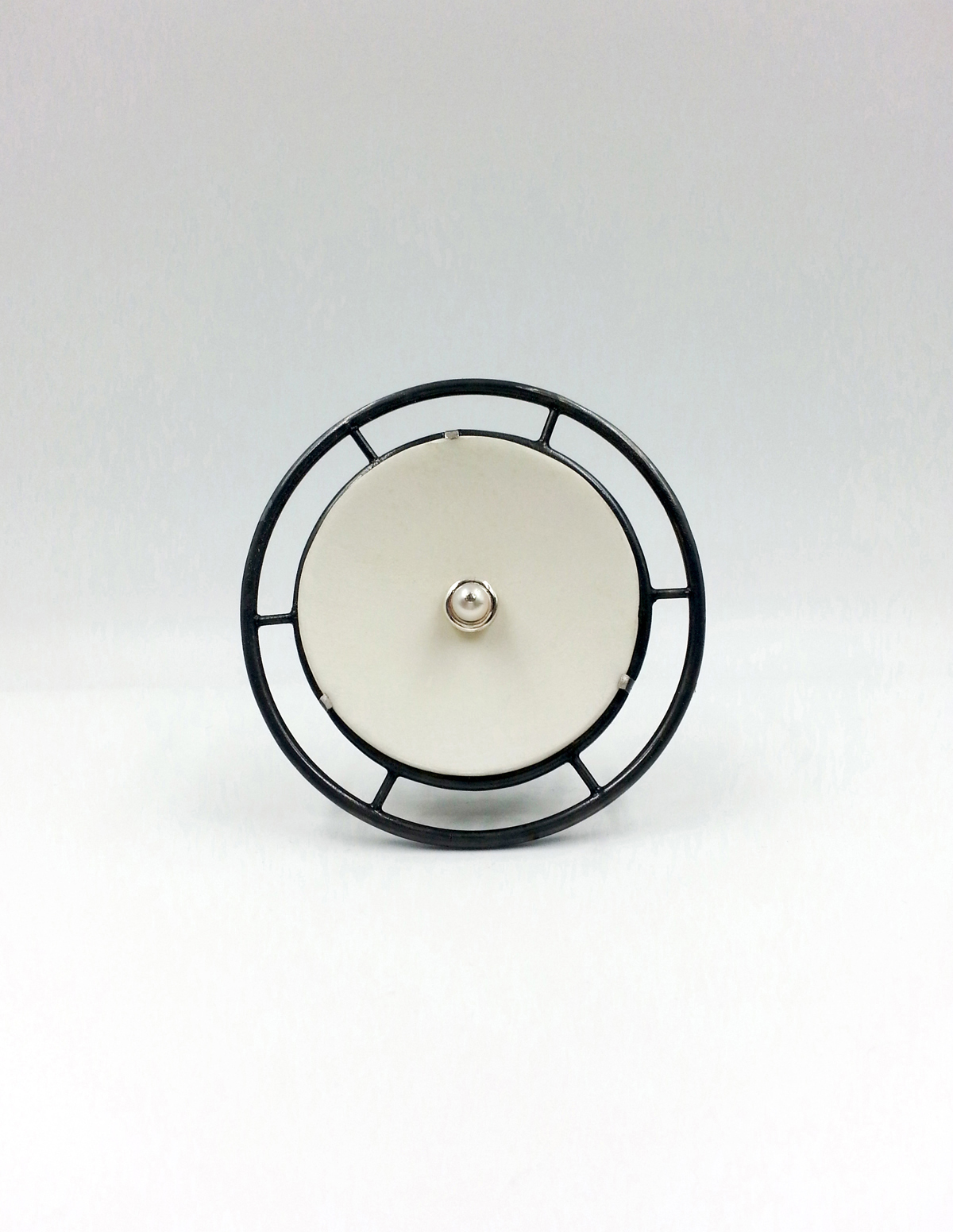 EGG AND PEARL 3 broche argent oeuf d autruche perle ancienne systeme laiton et inox 2017 Patricia lemaire5