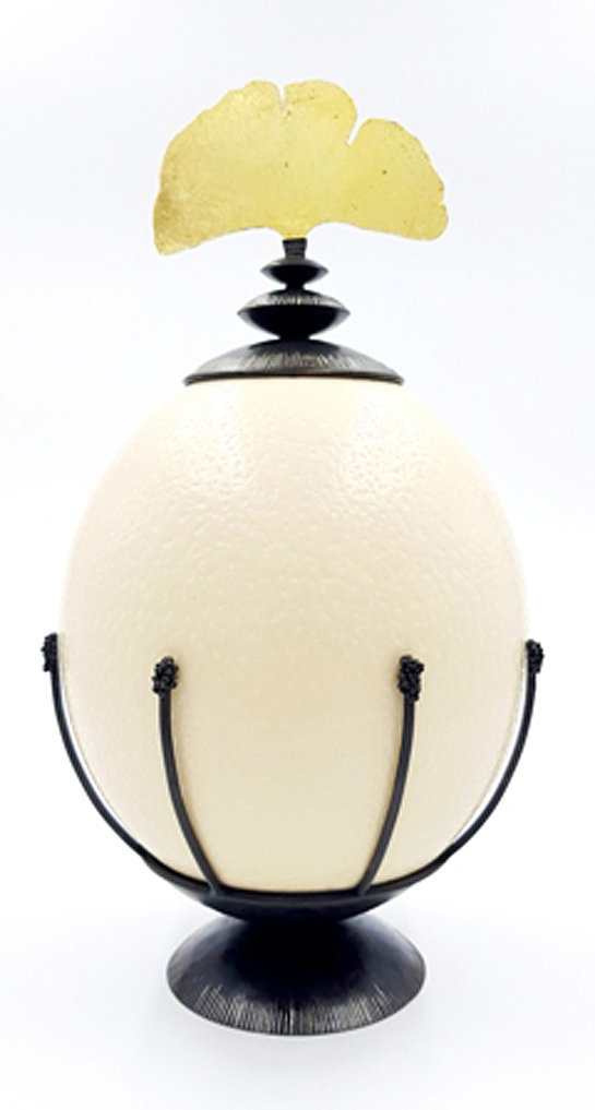 WONDERS OFF EGG 3 2021 sculpture oeuf d autruche maillechort patine motif ginko feuille d or PatriciaLemaire ret2pttweb